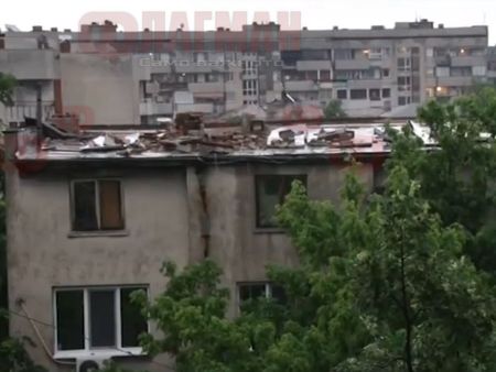 Бурята в Пловдив отнесе покрива на жилищна кооперация