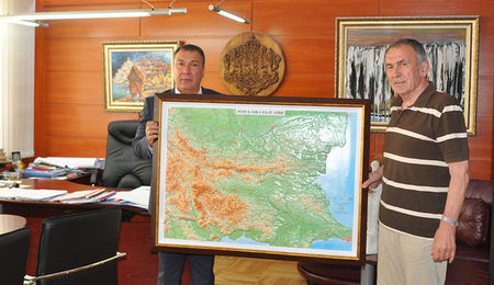 Община Несебър получи екземпляр от новата релефна карта на България