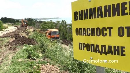 Жители на Сарафово са уплашени, че къщите им ще тръгнат към морето