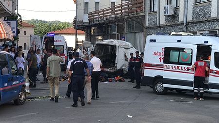 Много трупове след касапница в Одрин! Микробус, пълен с мигранти, се заби в стена при гонка с жандармерията