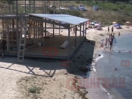 Скандал заради строеж на заведение на плажа в Ахтопол
