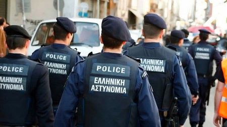 Българка е арестувана в Гърция за продажба на паспорти на мигранти