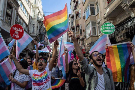 Гумени куршуми и сълзотворен газ на гей парад в Истанбул