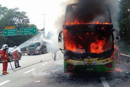 Извънредно! Автобус с 31 деца пламна на магистралата край Карнобат