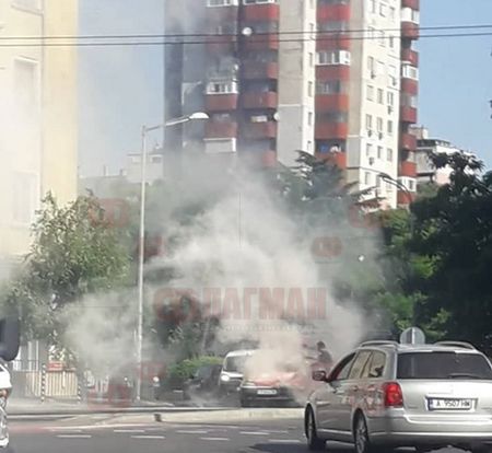 Извънредно! Кола пламна като факла в центъра на Бургас