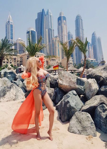 Несебърската кукла Барби покори арабския свят, показа пищни форми в Дубай