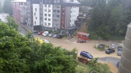 Гръмотевична буря с градушка наводни улици в Смолян (СНИМКИ)