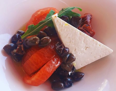 Прясна риба, домашни розови домати и биволско сирене изкушават гостите на Средиземноморския ресторант Салини