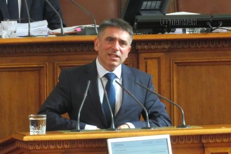 Данаил Кирилов насмете и Агенцията по вписванията - подготвили му „много мърляв” отговор на парламентарен въпрос