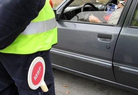 Шофьор на кола без регистрационни табели предложи подкуп на полицаи, но си изпати жестоко