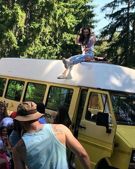 Крисия купонясва в автобус в първия си клип, след раздялата със Слави Трифонов