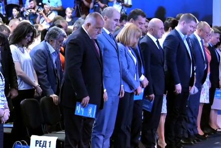 Цветанов пристигна на събранието на ГЕРБ, на което ще бъде разжалван – седна до Борисов