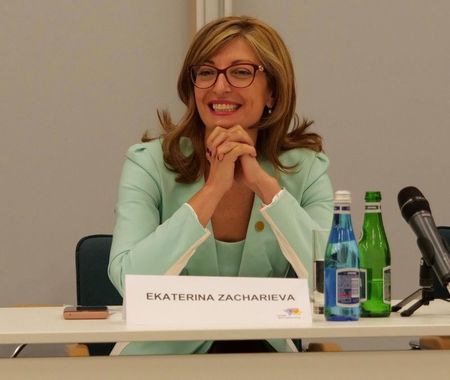 Захариева призова Дачич да се извини след нападките му към Борисов за Косово