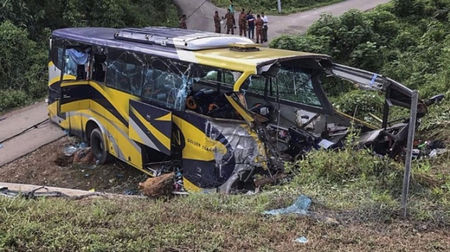 Автобус се преобърна в канавка, най-малко 29 души са загинали