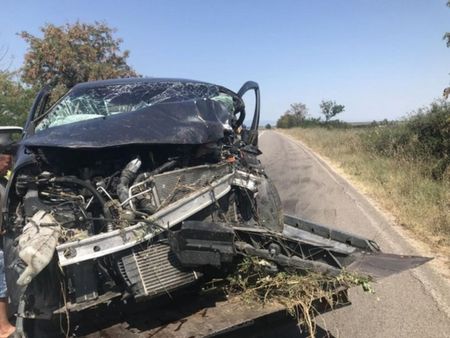 Лека кола се замаза в ТИР, пожарникари рязаха вратите, за да извадят шофьора