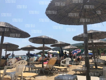 Циганията по гръцките плажове е пълна
