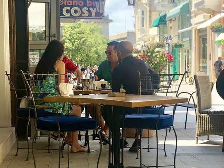 Българският Франк Синатра забелязан в изискания бургаски ресторант “Розе”