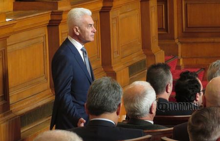 Сидеров е отстранен като председател на парламентарната група на „Обединени патриоти”