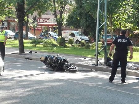 26-годишен барман е мотористът, загинал след сблъсък в стълб