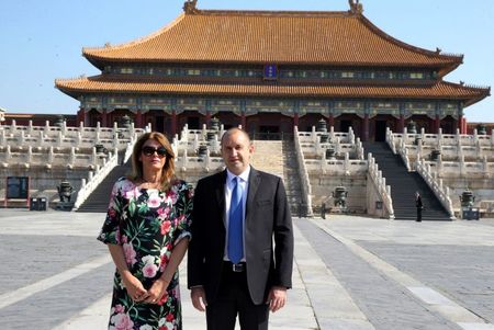 Деси Радева захвърли скъпите рокли, избра тоалет за 250 лева за официалното посещение в Китай