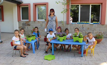 Деца от Несебър засадихи цветни лехи в деня на цветята