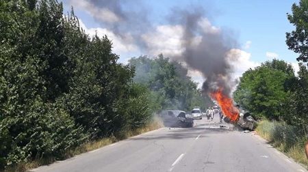 Жестока катастрофа край Ямбол! Автомобил избухна след сблъсък с друга кола