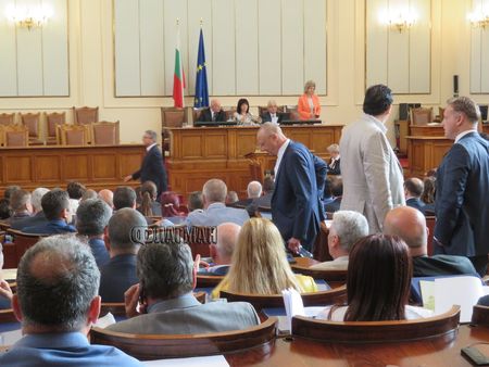 БСП и ДПС с изненадващ бойкот в парламента, няма кворум за премахване на машинния вот (обновена)