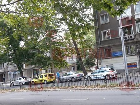 Такси, учебен автомобил и фирмена кола се блъснаха до Новата поща в Бургас