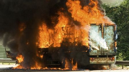 Камион пламна в движение на Хаинбоаз