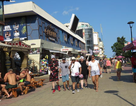 Туристите в Слънчев бряг търсят екстази и трева по сергиите и в ресторантите
