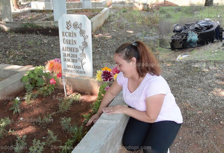 Мъка: Майката на загиналото бебе при катастрофата с Местан рови с ръце гроба му