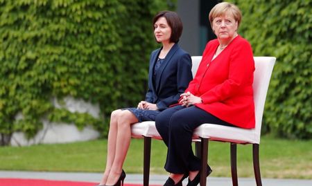 Меркел слуша химна седнала, но твърди, че е добре