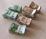 Откриха контрабандна валута за близо половин милион лева в раница на пътник