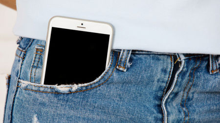 Експери алармират: Не носете телефона в джоба си, защото...