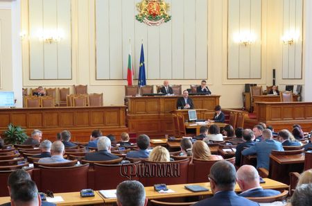 Депутатите пуснаха дебата за F-16 по БНТ, извикаха Борисов и Румен Радев в залата