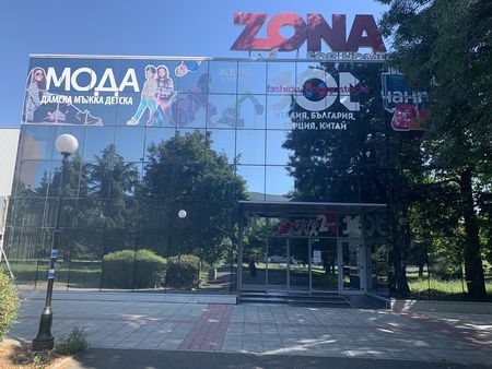 Китайският мол в Бургас смайва с цени близки до подарък