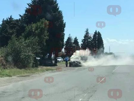 Микробус пламна в движение в Каблешково, десетки гледат сеира на шофьора, вместо да му помогнат