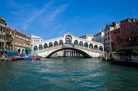 Глобиха туристи, опитали да си направят кафе на газов котлон на моста Риалто във Венеция