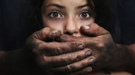 Перверзници 14 часа дрогираха и изнасилваха 18-годишна ученичка (СНИМКИ)