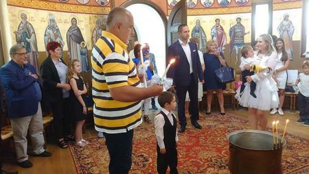 Премиерът Бойко Борисов кръсти внучетата си