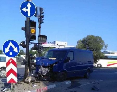 Бус и кола помляха светофар край Тънково, 3 жени са в болница