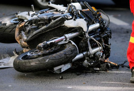 Пиян моторист се заби в патрулка след бясна гонка
