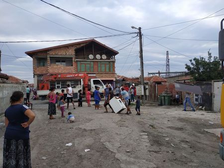 Събарят 11 незаконни къщи в ромското гето Комлука