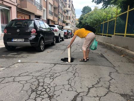 Светкавична реакция! Оправиха огромната дупка на ул. „Тодор Каблешков“ в жк „Лазур“