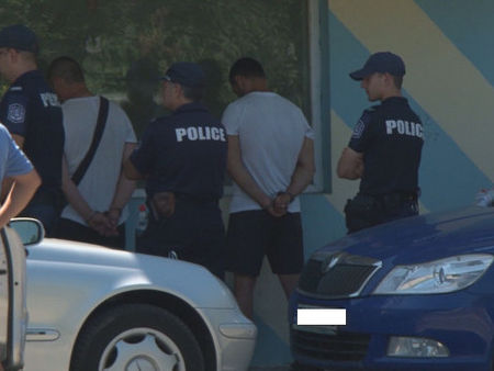 Извънредно! Арестуваха брутални алоизмамници в Бургас