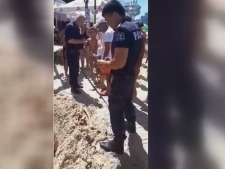 Ужасяваща находка на плажа Атлиман в Китен! Деца откриха човешки кости, заровени в пясъка