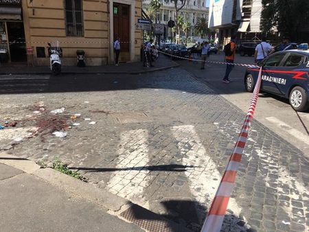 Трагедия в Рим! Африканци убиха карабинер с 8 удара с нож заради 100 евро