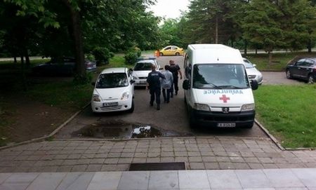 Полицията в Айтос не си поплюва! Прати веднага за дълго градския терорист в лудницата