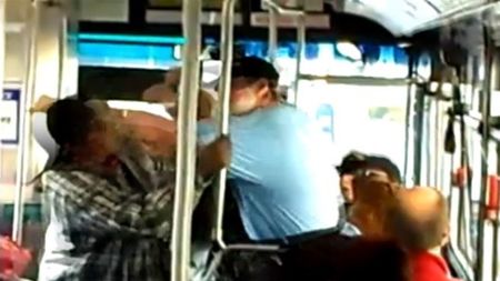 Див екшън в автобуса от Бургас за Несебър! Трима пътници се сбиха, шофьорът ги разтърва