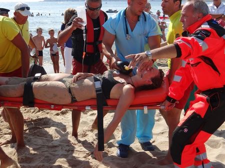 Само във Флагман! Двама герои спасиха давеща се жена в морето в Бургас